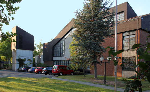 Die Heilig-Geist-Kirche in Vellmar - Links der abgesetzte Glockenturm